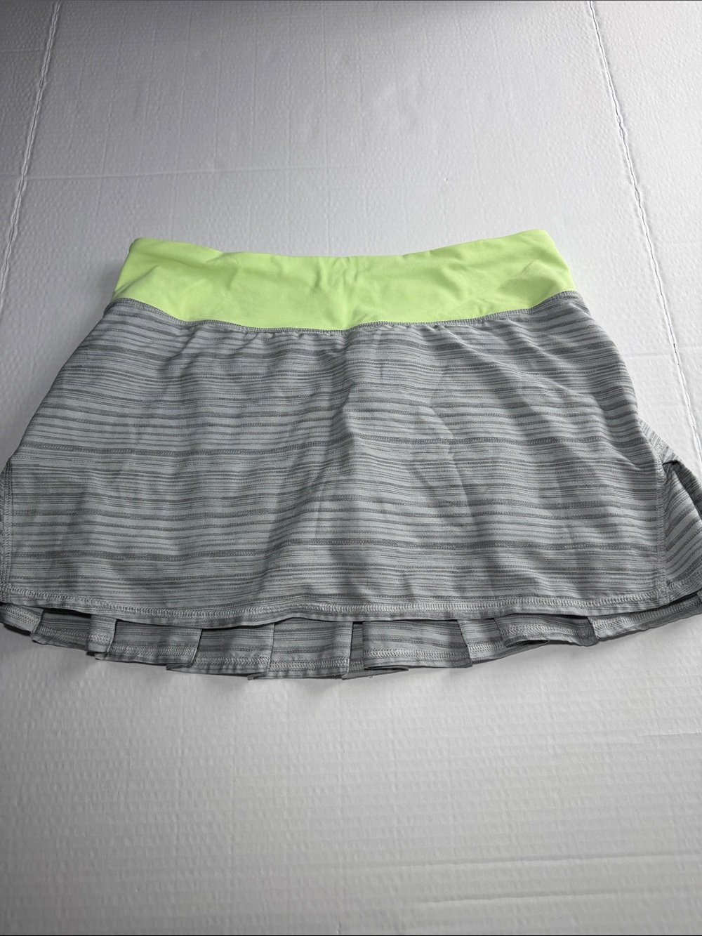 Lululemon Womens Pace Setter Pleated Active Golf Skort Gray Neon yellow Size 6